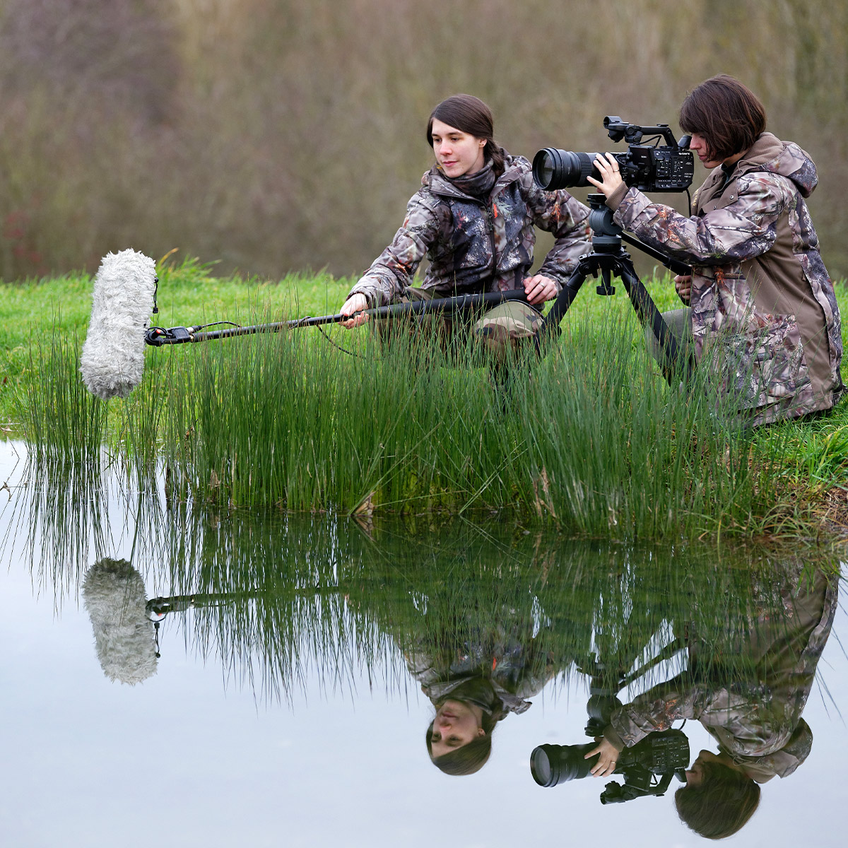 photo 2 étudiantes qui prennent film en bord d'étang- Iffcam